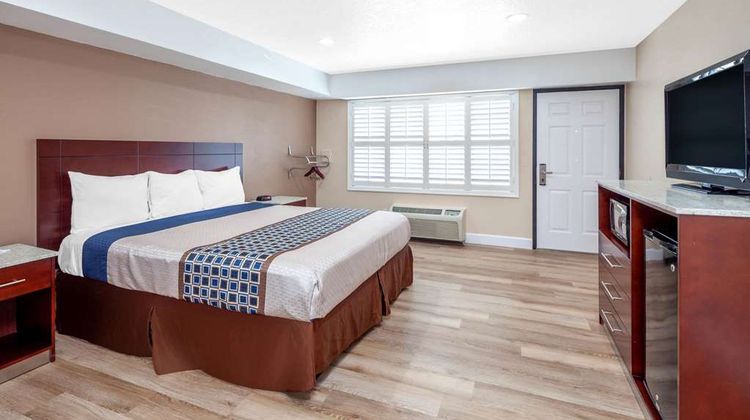 Travelodge by Wyndham Harbor City Room