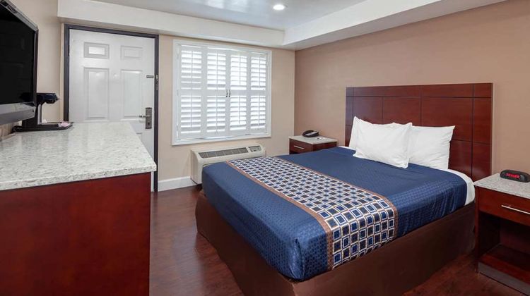 Travelodge by Wyndham Harbor City Room