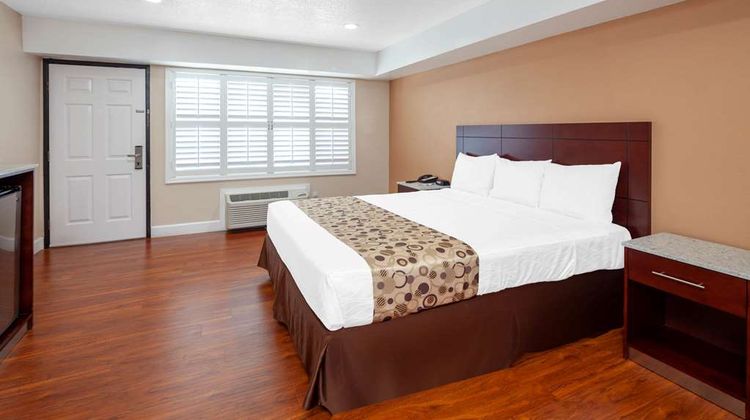 Travelodge by Wyndham Harbor City Room