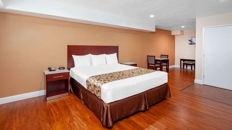 Travelodge by Wyndham Harbor City Room