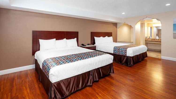 Travelodge by Wyndham Harbor City Room
