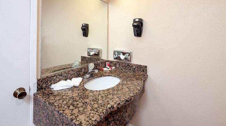 Travelodge by Wyndham Harbor City Room