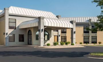 Days Inn and Suites by Wyndham
