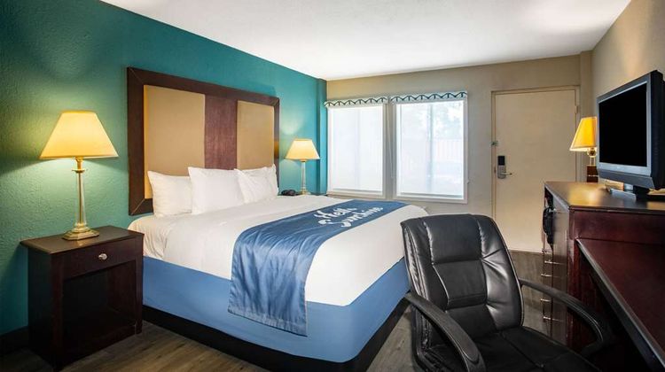 Days Inn by Wyndham Mobile I-65 Room