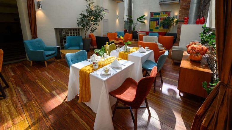 <b>Hotel DeBrett Lobby</b>. Images powered by <a href="https://iceportal.shijigroup.com/" title="IcePortal" target="_blank">IcePortal</a>.