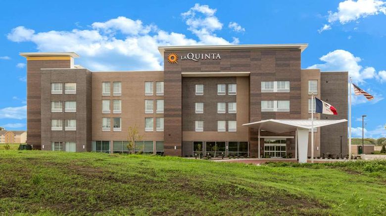 <b>La Quinta Inn & Suites Exterior</b>. Images powered by <a href="https://iceportal.shijigroup.com/" title="IcePortal" target="_blank">IcePortal</a>.