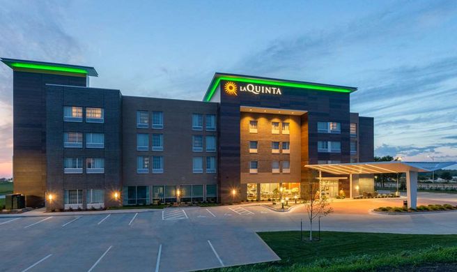 La Quinta Inn & Suites Exterior