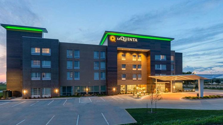 La Quinta Inn & Suites Exterior