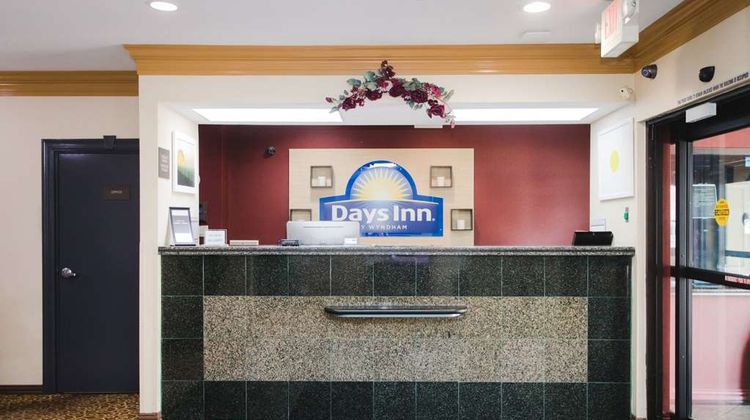 Days Inn by Wyndham Rosenberg Lobby