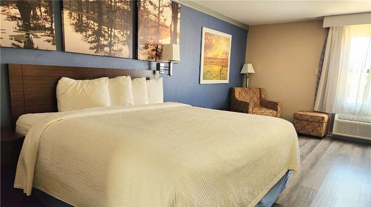 Days Inn by Wyndham Rosenberg Room