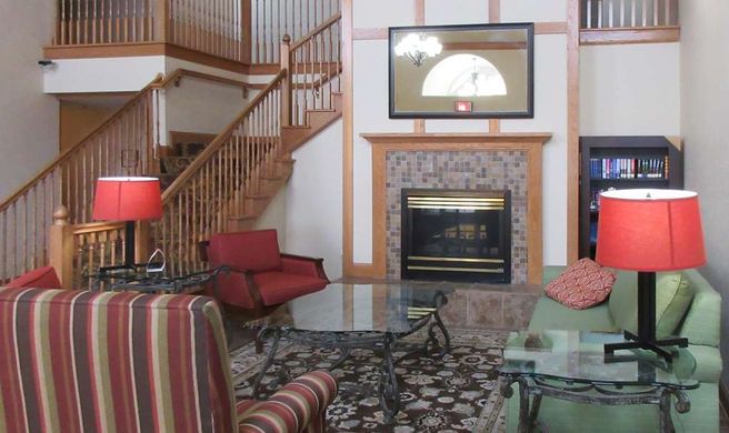 Quality Inn & Suites Alexandria Lobby