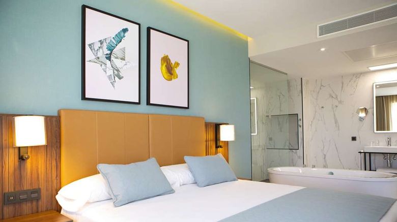 <b>Hotel RIU Plaza Espana Suite</b>. Images powered by <a href="https://iceportal.shijigroup.com/" title="IcePortal" target="_blank">IcePortal</a>.