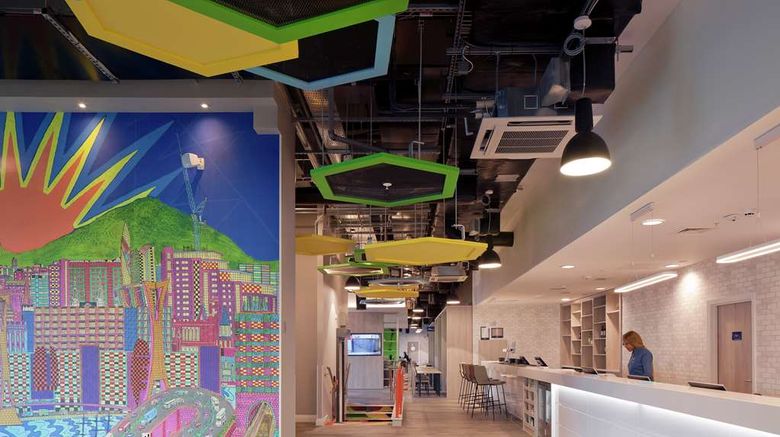 <b>Hampton by Hilton Leeds City Centre Lobby</b>. Images powered by <a href="https://iceportal.shijigroup.com/" title="IcePortal" target="_blank">IcePortal</a>.
