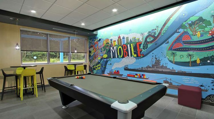 Tru by Hilton Mobile Lobby