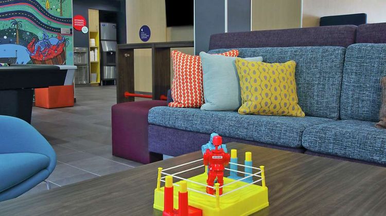 Tru by Hilton Mobile Lobby