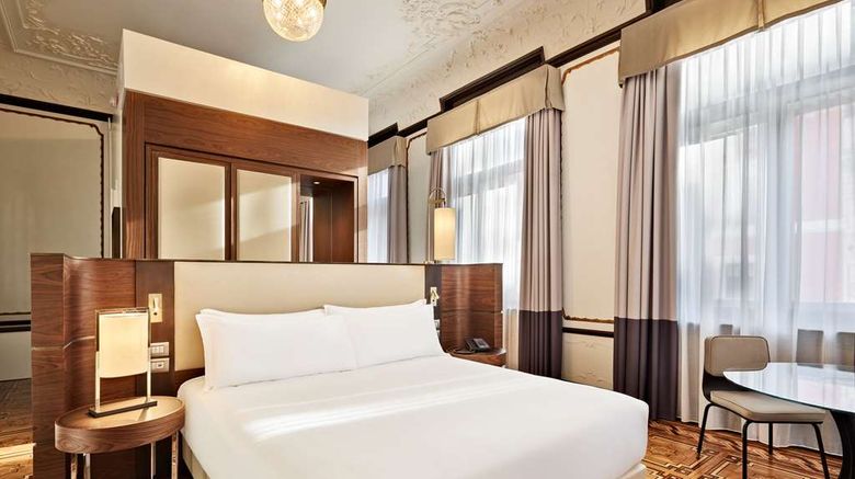 <b>DoubleTree by Hilton Trieste Room</b>. Images powered by <a href="https://iceportal.shijigroup.com/" title="IcePortal" target="_blank">IcePortal</a>.