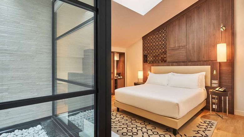 <b>DoubleTree by Hilton Trieste Room</b>. Images powered by <a href="https://iceportal.shijigroup.com/" title="IcePortal" target="_blank">IcePortal</a>.