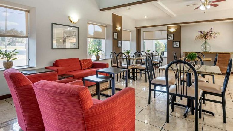 <b>Quality Inn Zephyrhills Restaurant</b>. Images powered by <a href="https://iceportal.shijigroup.com/" title="IcePortal" target="_blank">IcePortal</a>.