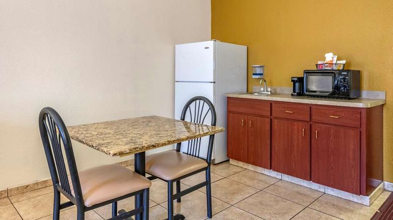 <b>Quality Inn Zephyrhills Suite</b>. Images powered by <a href="https://iceportal.shijigroup.com/" title="IcePortal" target="_blank">IcePortal</a>.
