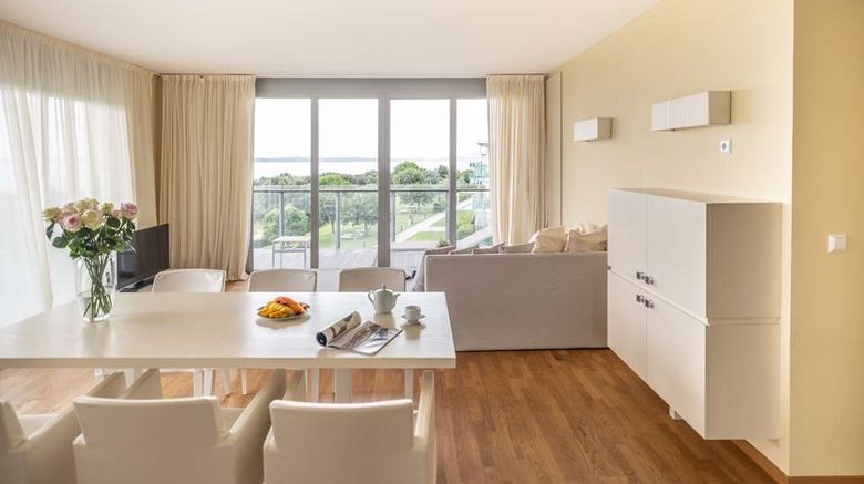 <b>Sunnyside Apartments Petrcane Room</b>. Images powered by <a href="https://iceportal.shijigroup.com/" title="IcePortal" target="_blank">IcePortal</a>.
