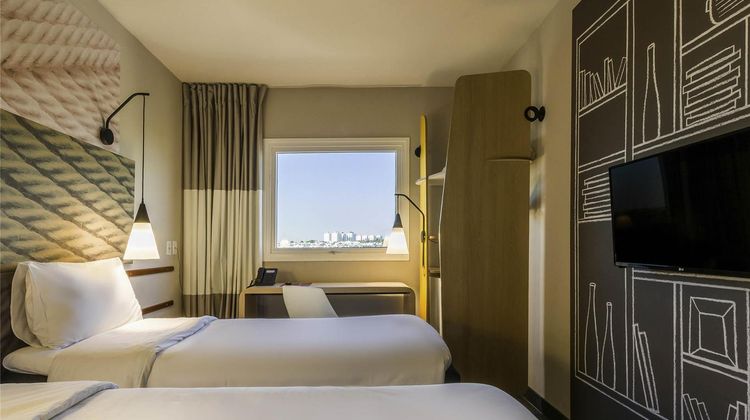 Ibis Americana Room