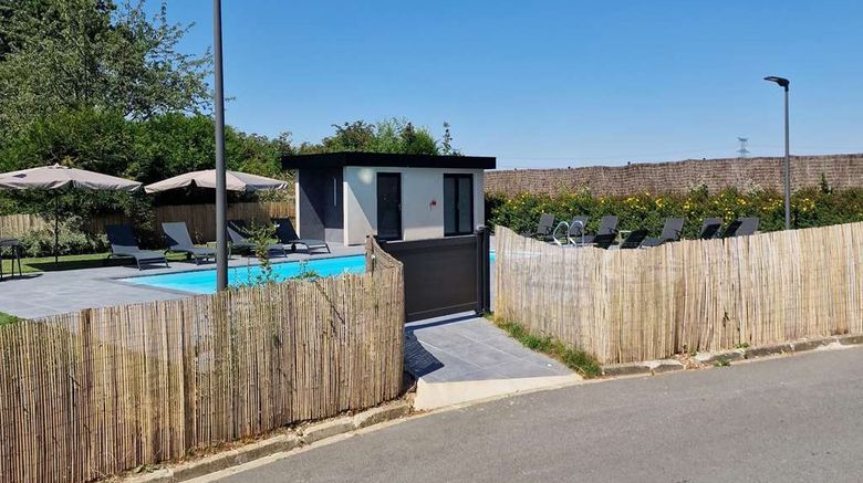 <b>Best Western L'Aquarium Arras Nord Pool</b>. Images powered by <a href="https://iceportal.shijigroup.com/" title="IcePortal" target="_blank">IcePortal</a>.
