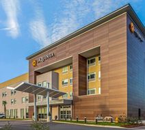 La Quinta Inn & Suites by Wyndham Exterior