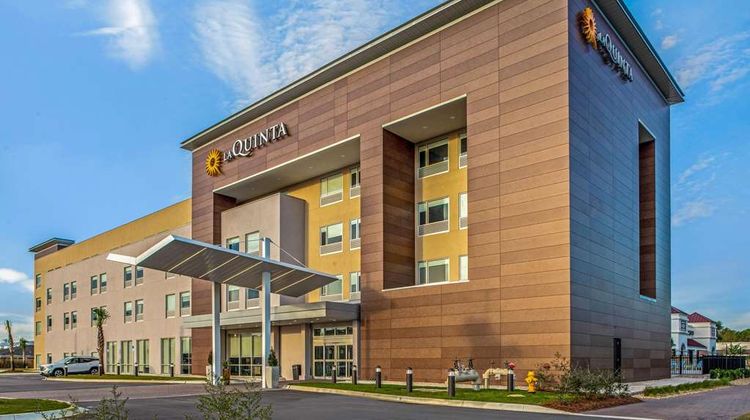 La Quinta Inn & Suites by Wyndham Exterior