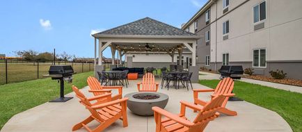 MainStay Suites at Discovery Park of America Pool