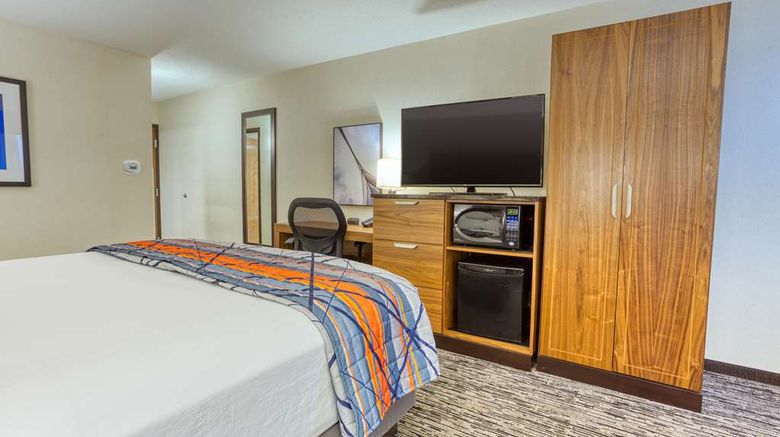 <b>Drury Inn & Suites St Louis Collinsville Room</b>. Images powered by <a href="https://iceportal.shijigroup.com/" title="IcePortal" target="_blank">IcePortal</a>.
