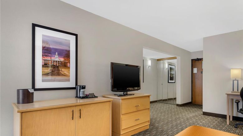 <b>Pear Tree Inn Cape Girardeau West Room</b>. Images powered by <a href="https://iceportal.shijigroup.com/" title="IcePortal" target="_blank">IcePortal</a>.