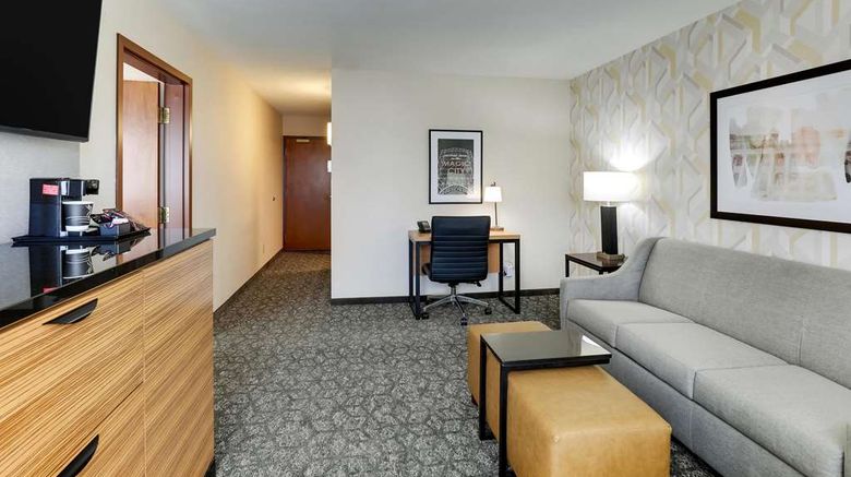 <b>Drury Inn & Suites Birmingham Lakeshore Room</b>. Images powered by <a href="https://iceportal.shijigroup.com/" title="IcePortal" target="_blank">IcePortal</a>.