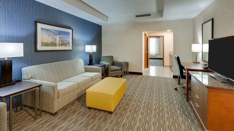 <b>Drury Inn & Suites Sikeston Room</b>. Images powered by <a href="https://iceportal.shijigroup.com/" title="IcePortal" target="_blank">IcePortal</a>.