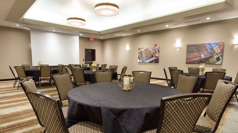 <b>Drury Inn & Suites Louisville North Meeting</b>. Images powered by <a href="https://iceportal.shijigroup.com/" title="IcePortal" target="_blank">IcePortal</a>.
