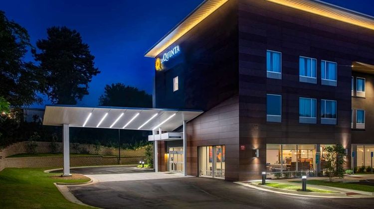 La Quinta Inn & Suites by Wyndham Exterior