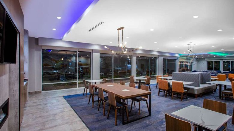 <b>La Quinta Inn & Suites by Wyndham Lobby</b>. Images powered by <a href="https://iceportal.shijigroup.com/" title="IcePortal" target="_blank">IcePortal</a>.