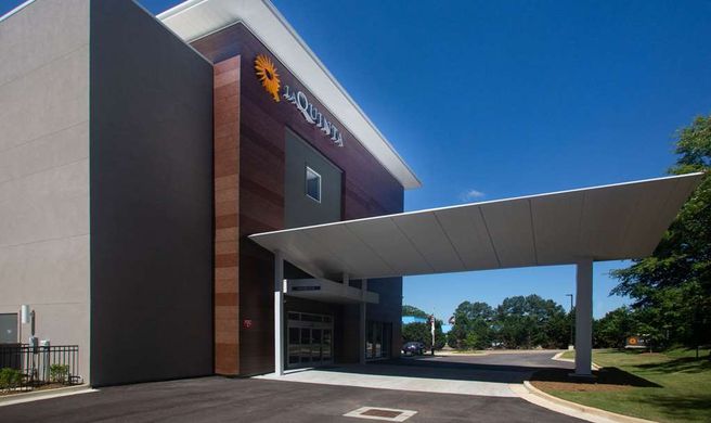 La Quinta Inn & Suites by Wyndham Exterior