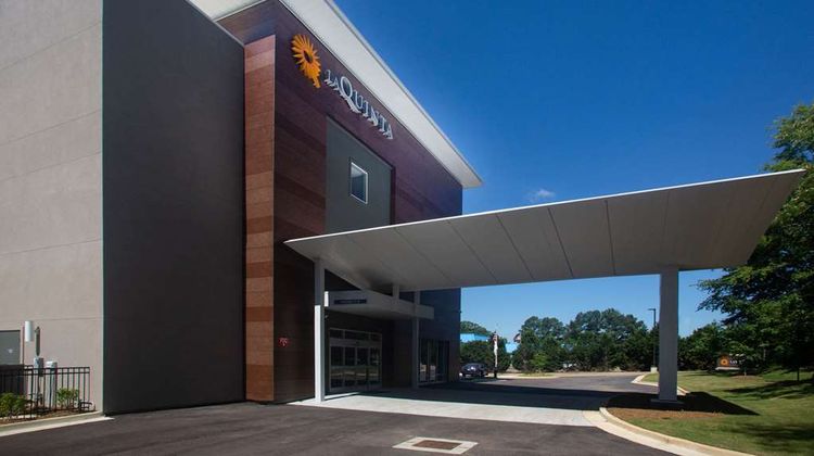 La Quinta Inn & Suites by Wyndham Exterior