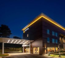 La Quinta Inn & Suites by Wyndham Exterior