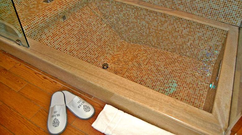 <b>Silver Hotel Room</b>. Images powered by <a href="https://iceportal.shijigroup.com/" title="IcePortal" target="_blank">IcePortal</a>.