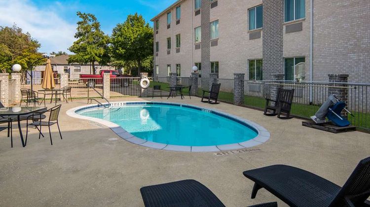 Quality Inn & Suites Pool
