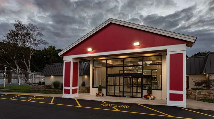 Ramada by Wyndham Hartford North Exterior