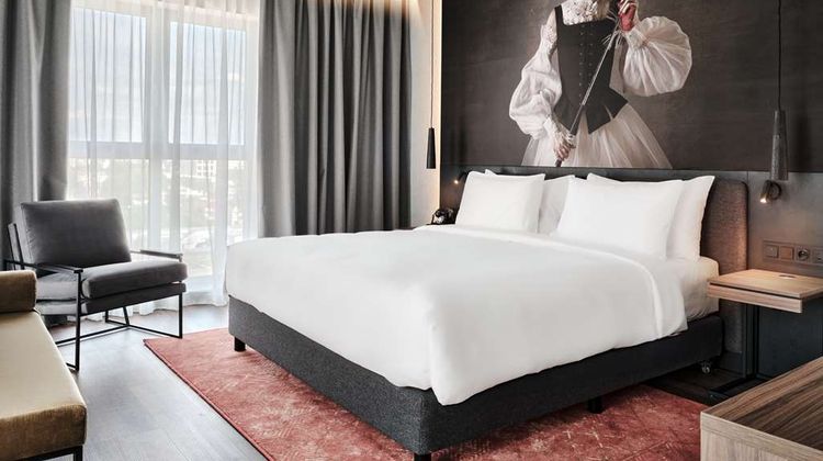 Radisson RED Hotel & Radisson RED Apartm Suite