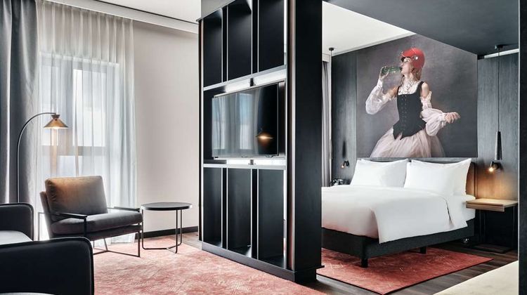Radisson RED Hotel & Radisson RED Apartm Suite