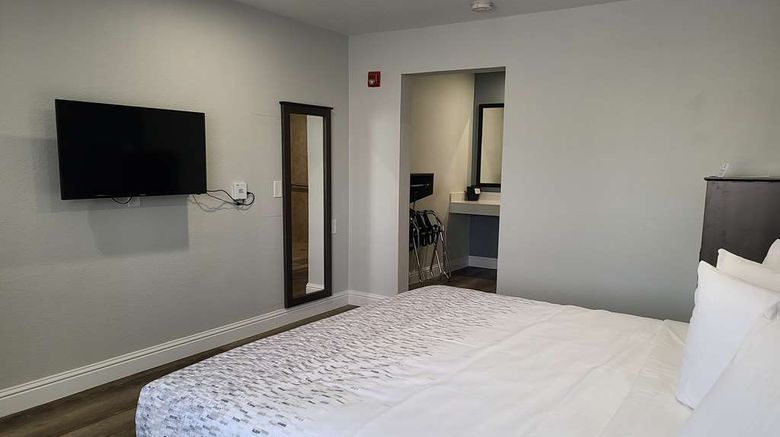 <b>SureStay Hotel by BW Chowchilla Yosemite Room</b>. Images powered by <a href="https://iceportal.shijigroup.com/" title="IcePortal" target="_blank">IcePortal</a>.