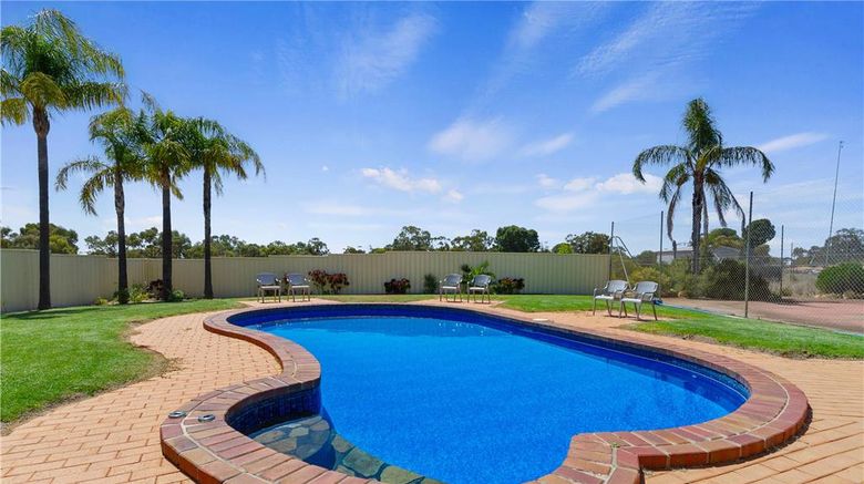 <b>Comfort Inn & Suites Riverland Pool</b>. Images powered by <a href="https://iceportal.shijigroup.com/" title="IcePortal" target="_blank">IcePortal</a>.