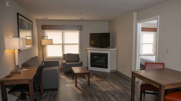 Hawthorn Suites by Wyndham Erie Health