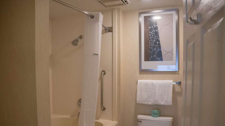 Hawthorn Suites by Wyndham Erie Room
