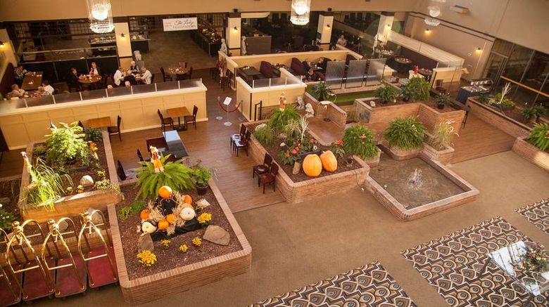 <b>Medicine Hat Lodge Hotel Lobby</b>. Images powered by <a href="https://iceportal.shijigroup.com/" title="IcePortal" target="_blank">IcePortal</a>.