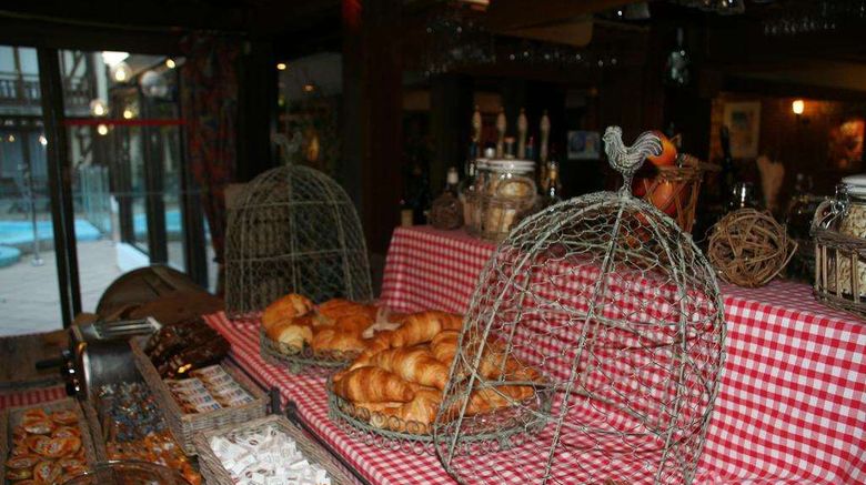 <b>Le Clos Saint Gatien Restaurant</b>. Images powered by <a href="https://iceportal.shijigroup.com/" title="IcePortal" target="_blank">IcePortal</a>.